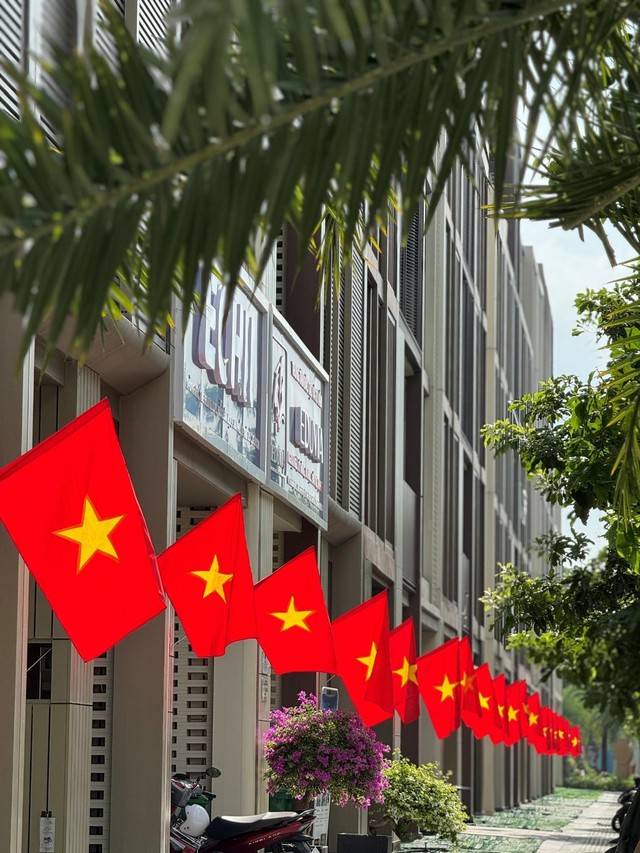 Cư d&acirc;n Masterise Homes nhận qu&agrave; &lsquo;Y&ecirc;u nước&rsquo;, tự h&agrave;o chung tay &lsquo;phủ đỏ&rsquo; Việt Nam - Ảnh 5.