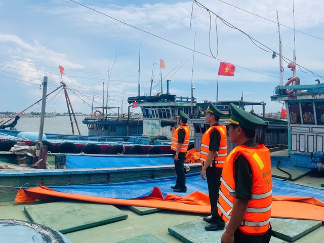 Lực lượng chức năng, người dân Huế chằng chống nhà cửa, ứng phó bão số 5- Ảnh 3. Lực lượng chức năng, người dân Huế chằng chống nhà cửa, ứng phó bão số 5- Ảnh 3.