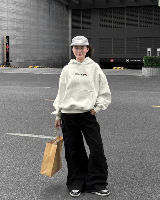 Áo hoodie, món đồ 'chất chơi' giúp nàng nổi bật những ngày đầu thu- Ảnh 5.