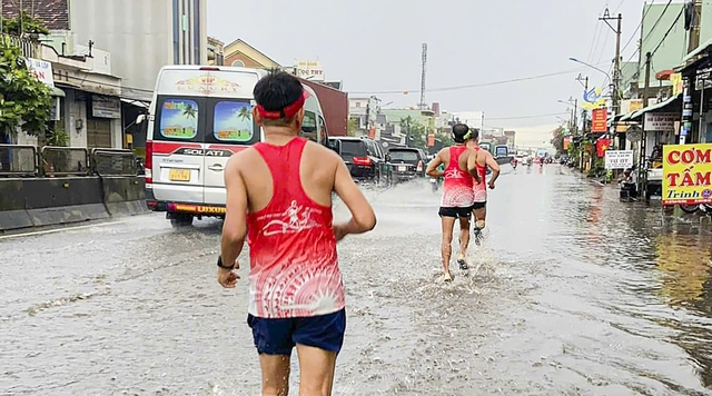 Chạy bộ 800 km về th&agrave;nh phố mang t&ecirc;n B&aacute;c: H&agrave;nh tr&igrave;nh chinh phục bản th&acirc;n- Ảnh 4.