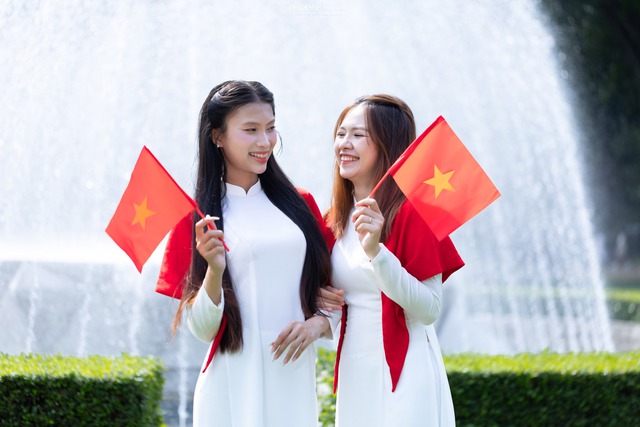 Chủ đề chụp ảnh yêu nước được ưa chuộng, thợ chụp ‘chạy sô’ kiếm tiền triệu - Ảnh 5.
