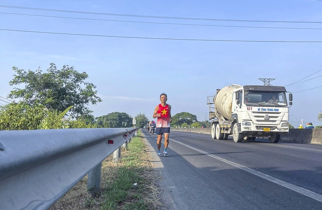 Chạy bộ 800 km về th&agrave;nh phố mang t&ecirc;n B&aacute;c: H&agrave;nh tr&igrave;nh chinh phục bản th&acirc;n- Ảnh 3.