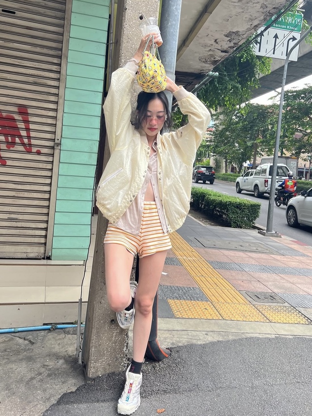 Áo bomber là lựa chọn năng động cho những ngày xuống phố- Ảnh 7. Áo bomber là lựa chọn năng động cho những ngày xuống phố- Ảnh 7.