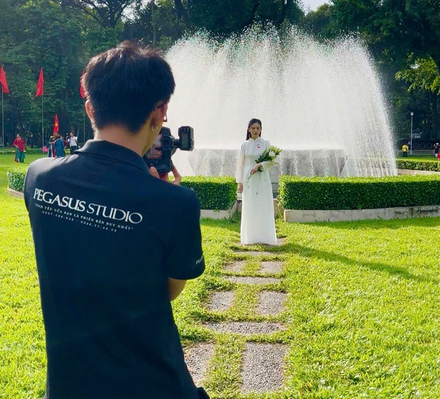 Chủ đề chụp ảnh yêu nước được ưa chuộng, thợ chụp ‘chạy sô’ kiếm tiền triệu - Ảnh 4.