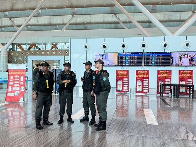 An ninh đặc nhiệm tuần tra nhà ga T3 - Tân Sơn Nhất- Ảnh 3. An ninh đặc nhiệm tuần tra nhà ga T3 - Tân Sơn Nhất- Ảnh 3.