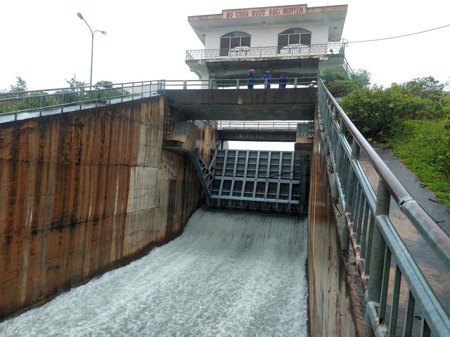 Chủ động ứng phó bão số 5: Hà Tĩnh đồng loạt xả tràn 7 hồ chứa - Ảnh 1.