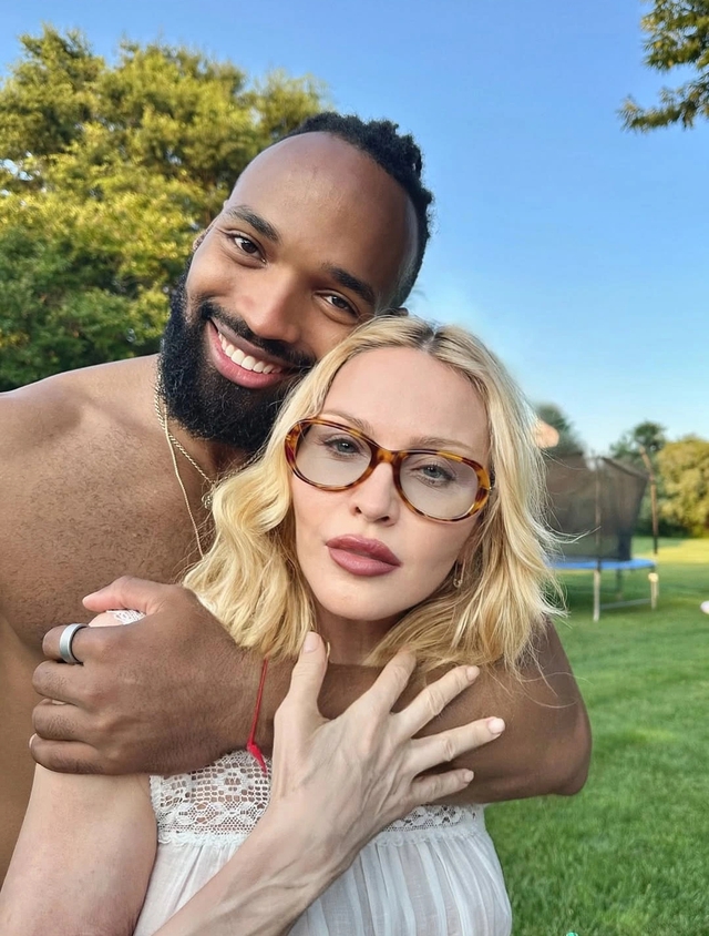 Madonna tận hưởng kỳ nghỉ c&ugrave;ng bạn trai k&eacute;m 38 tuổi - Ảnh 5.