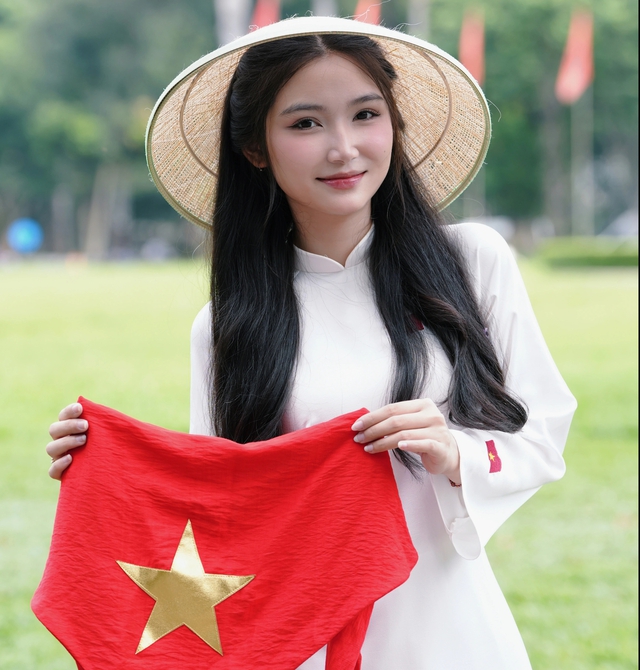 Chủ đề chụp ảnh yêu nước được ưa chuộng, thợ chụp ‘chạy sô’ kiếm tiền triệu - Ảnh 7.