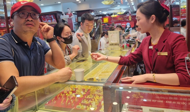 Giá vàng liên tục lập đỉnh, vì sao? - Ảnh 2. Giá vàng liên tục lập đỉnh, vì sao? - Ảnh 2.