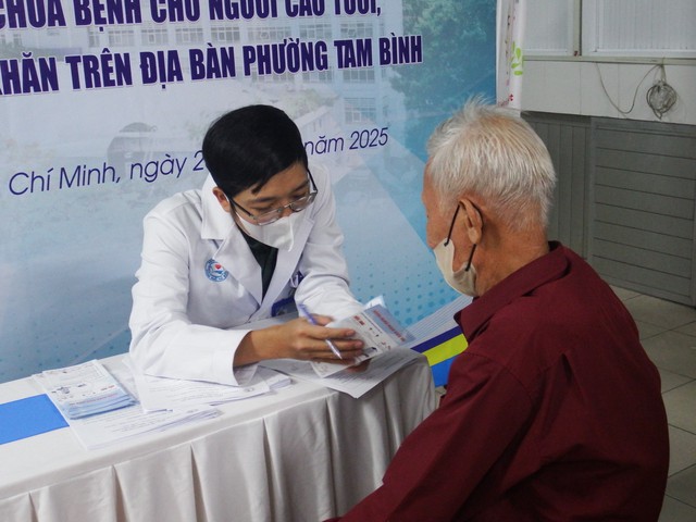 Bệnh viện đa khoa Thủ Đức khám và phát thuốc miễn phí cho 300 người dân - Ảnh 2.