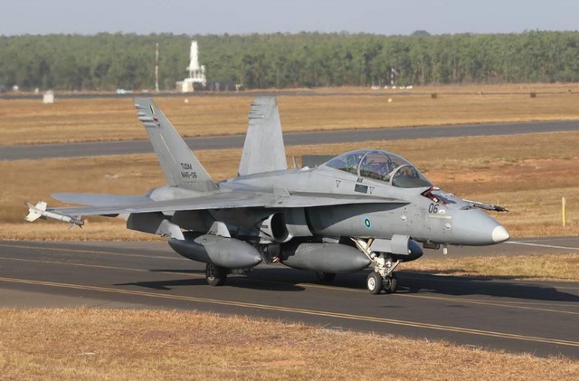 Chiến đấu cơ F/A-18D của Malaysia rơi lúc cất cánh - Ảnh 1.
