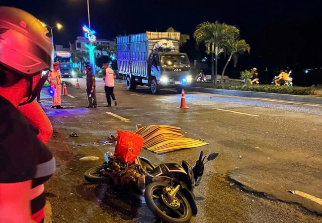 Xe đưa đón công nhân rời hiện trường sau tai nạn chết người ở Gia Lai- Ảnh 1. Xe đưa đón công nhân rời hiện trường sau tai nạn chết người ở Gia Lai- Ảnh 1.