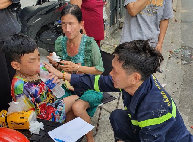 TP.HCM: Cháy rụi nhà dân ở phường Hòa Hưng, 2 mẹ con thoát nạn - Ảnh 1.