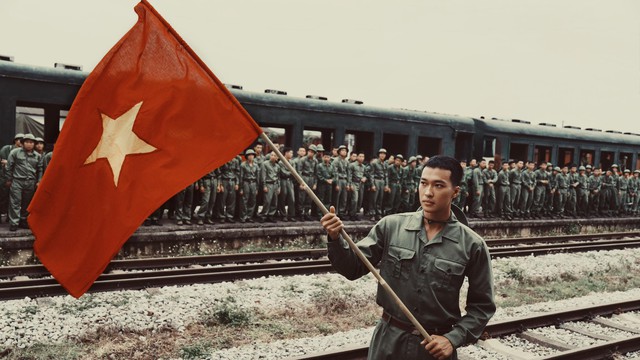 Lâm Thanh Nhã của 'Mưa đỏ' khoe vẻ điển trai trong loạt hình 'tuyệt đối điện ảnh' - Ảnh 8.