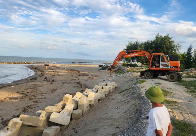 Hà Tĩnh: Bờ biển sạt lở, xã dùng rọ đá gia cố trước bão số 5 - Ảnh 4.
