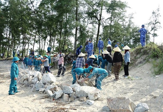 Hà Tĩnh: Bờ biển sạt lở, xã dùng rọ đá gia cố trước bão số 5 - Ảnh 1.