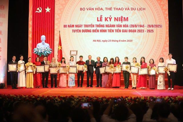 Hòa Minzy, đạo diễn Lý Hải, NSND Xuân Bắc nhận bằng khen của Bộ VH-TT-DL- Ảnh 2. Hòa Minzy, đạo diễn Lý Hải, NSND Xuân Bắc nhận bằng khen của Bộ VH-TT-DL- Ảnh 2.