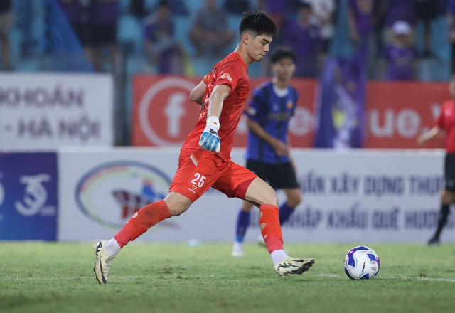 2 thủ môn cao kều của U.23 Việt Nam hóa 'người nhện': Ai vui bằng thầy Kim!- Ảnh 1. 2 thủ môn cao kều của U.23 Việt Nam hóa 'người nhện': Ai vui bằng thầy Kim!- Ảnh 1.