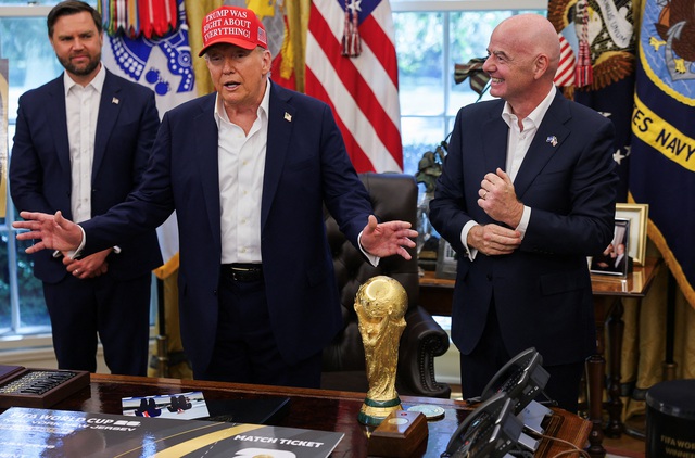 Tổng thống Mỹ Donald Trump v&agrave; Chủ tịch FIFA c&ocirc;ng bố lễ bốc thăm World Cup 2026- Ảnh 2.