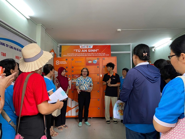 Phường Bến Thành có tủ an sinh thông minh: Nhận quà từ thiện chỉ cần quét QR- Ảnh 1. Phường Bến Thành có tủ an sinh thông minh: Nhận quà từ thiện chỉ cần quét QR- Ảnh 1.