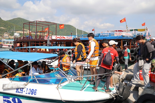 Du khách lên tàu đi tham quan vịnh Nha Trang tại Bến tàu du lịch Nha Trang (P.Nam Nha Trang, Khánh Hòa - thuộc P.Vĩnh Trường, TP.Nha Trang cũ) Du khách lên tàu đi tham quan vịnh Nha Trang tại Bến tàu du lịch Nha Trang (P.Nam Nha Trang, Khánh Hòa - thuộc P.Vĩnh Trường, TP.Nha Trang cũ)