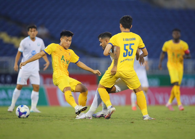 SLNA tạo c&uacute; sốc cực lớn, thắng ngược ngoạn mục ĐKVĐ Nam Định: Bất ngờ V-League l&agrave; đ&acirc;y!- Ảnh 3.