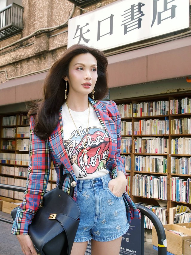 Định nghĩa vẻ đẹp sang chảnh với quần shorts cạp cao và áo blazer- Ảnh 1. Định nghĩa vẻ đẹp sang chảnh với quần shorts cạp cao và áo blazer- Ảnh 1.