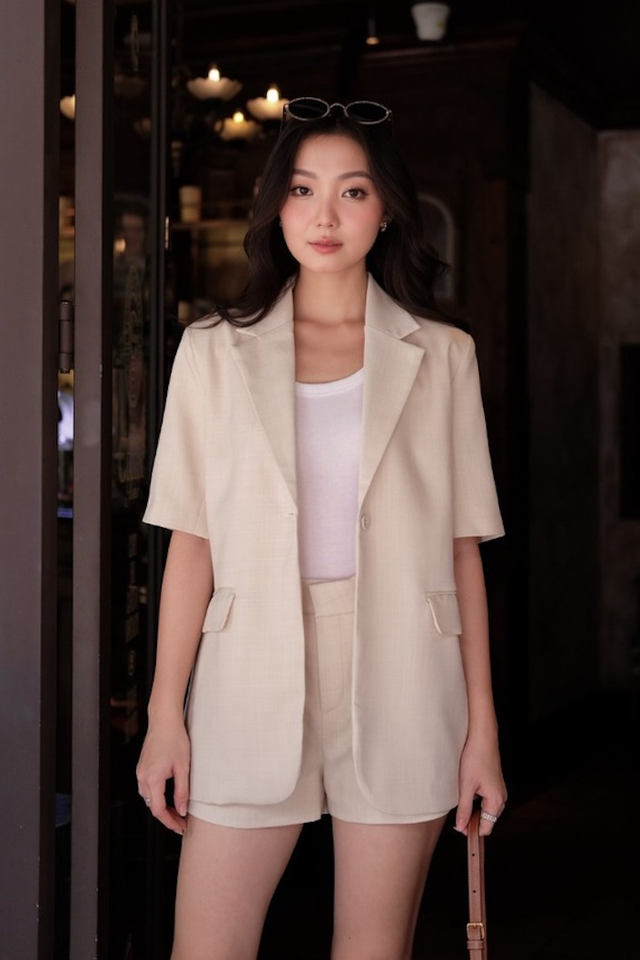 Định nghĩa vẻ đẹp sang chảnh với quần shorts cạp cao và áo blazer- Ảnh 2. Định nghĩa vẻ đẹp sang chảnh với quần shorts cạp cao và áo blazer- Ảnh 2.