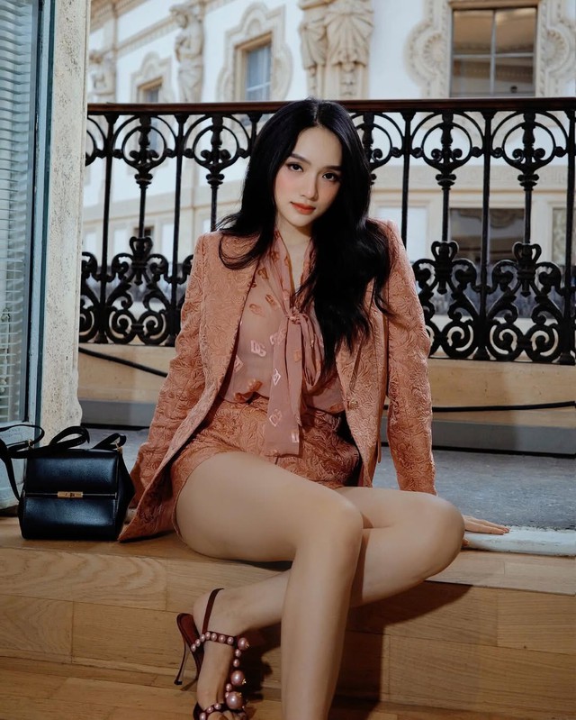 Định nghĩa vẻ đẹp sang chảnh với quần shorts cạp cao và áo blazer- Ảnh 3. Định nghĩa vẻ đẹp sang chảnh với quần shorts cạp cao và áo blazer- Ảnh 3.