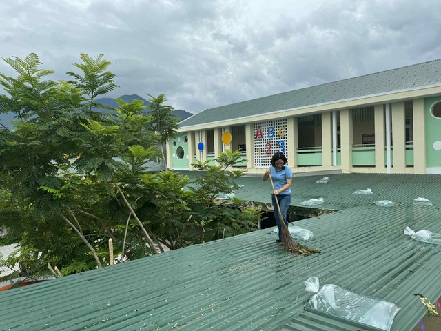 Gi&aacute;o vi&ecirc;n mầm non ở Huế tr&egrave;o l&ecirc;n m&aacute;i t&ocirc;n, chằng chống trước b&atilde;o số 5- Ảnh 2.