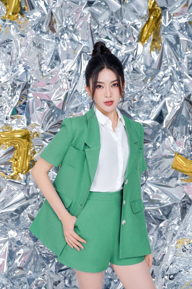 Định nghĩa vẻ đẹp sang chảnh với quần shorts cạp cao và áo blazer- Ảnh 4. Định nghĩa vẻ đẹp sang chảnh với quần shorts cạp cao và áo blazer- Ảnh 4.