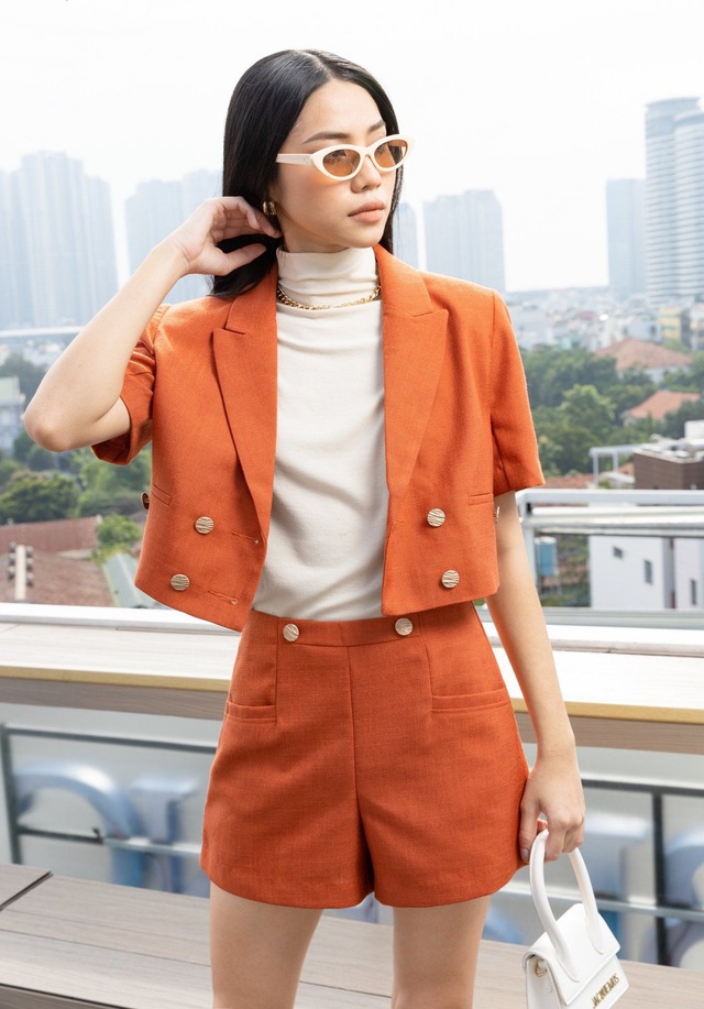 Định nghĩa vẻ đẹp sang chảnh với quần shorts cạp cao và áo blazer- Ảnh 5. Định nghĩa vẻ đẹp sang chảnh với quần shorts cạp cao và áo blazer- Ảnh 5.