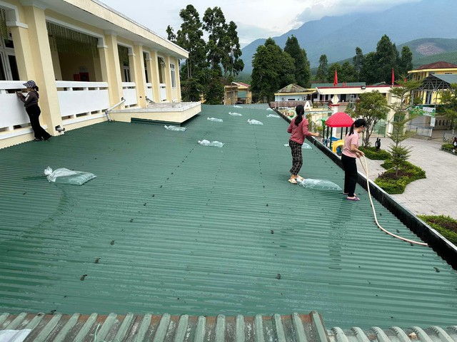 Gi&aacute;o vi&ecirc;n mầm non ở Huế tr&egrave;o l&ecirc;n m&aacute;i t&ocirc;n, chằng chống trước b&atilde;o số 5- Ảnh 1.