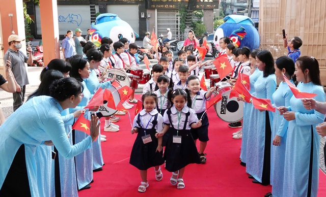 Tựu trường mở: Học sinh và phụ huynh cùng học - Ảnh 1.
