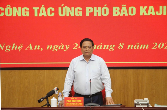 Chạy đua ứng phó bão số 5 - Ảnh 1.