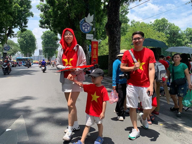 Người dân các tỉnh đổ về Hà Nội chờ xem hợp luyện diễu binh - Ảnh 3.