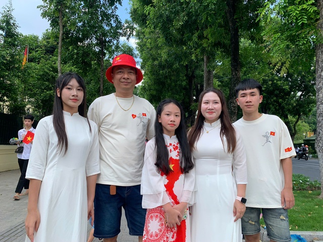 Người dân các tỉnh đổ về Hà Nội chờ xem hợp luyện diễu binh - Ảnh 2.