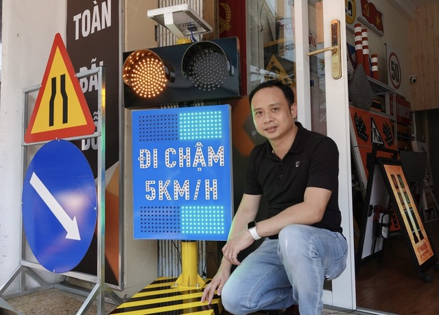 'Kỹ sư tay ngang' chế tạo thiết bị an toàn giao thông năng lượng mặt trời- Ảnh 2. 'Kỹ sư tay ngang' chế tạo thiết bị an toàn giao thông năng lượng mặt trời- Ảnh 2.