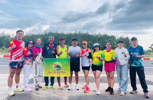 'Dị nhân' chạy bộ xuyên Việt: Đã hoàn thành nửa chặng đường hơn 800 km - Ảnh 3.