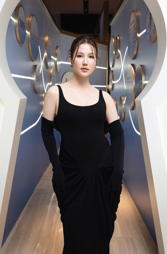 'Con dâu hào môn' Đỗ Mỹ Linh khoe sắc rạng rỡ- Ảnh 7. 'Con dâu hào môn' Đỗ Mỹ Linh khoe sắc rạng rỡ- Ảnh 7.