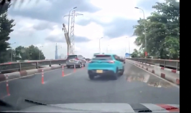 TP.HCM: Xác minh clip taxi lạng lách, vượt ẩu trên cầu Bình Triệu- Ảnh 1. TP.HCM: Xác minh clip taxi lạng lách, vượt ẩu trên cầu Bình Triệu- Ảnh 1.
