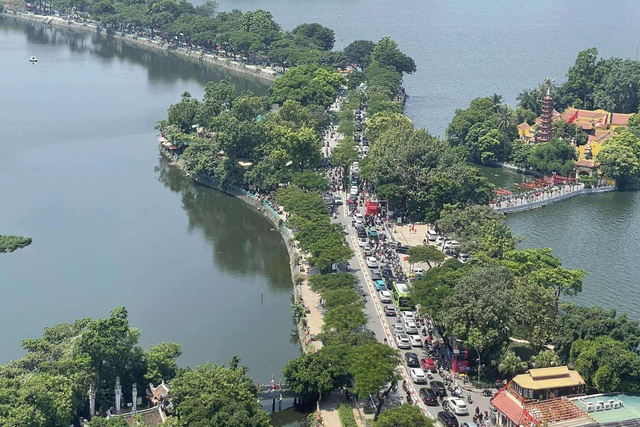 Giao thông Hà Nội hỗn loạn dù chưa đến giờ cấm đường phục vụ tổng hợp luyện- Ảnh 2. Giao thông Hà Nội hỗn loạn dù chưa đến giờ cấm đường phục vụ tổng hợp luyện- Ảnh 2.