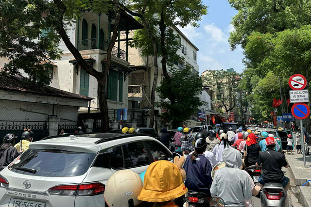 Giao thông Hà Nội hỗn loạn dù chưa đến giờ cấm đường phục vụ tổng hợp luyện- Ảnh 3. Giao thông Hà Nội hỗn loạn dù chưa đến giờ cấm đường phục vụ tổng hợp luyện- Ảnh 3.