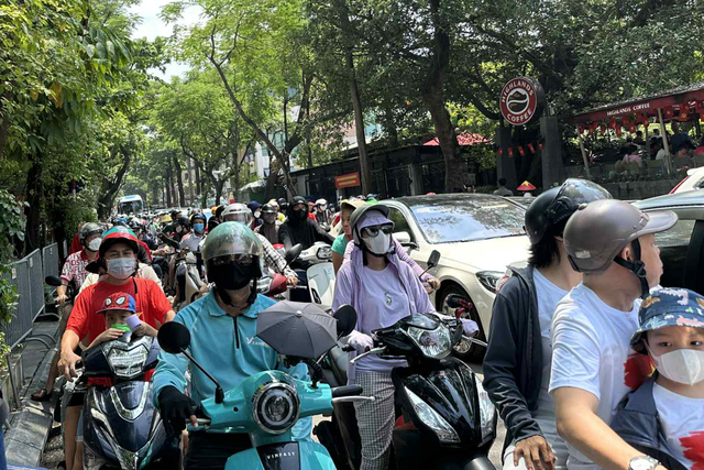 Giao thông Hà Nội hỗn loạn dù chưa đến giờ cấm đường phục vụ tổng hợp luyện- Ảnh 1. Giao thông Hà Nội hỗn loạn dù chưa đến giờ cấm đường phục vụ tổng hợp luyện- Ảnh 1.