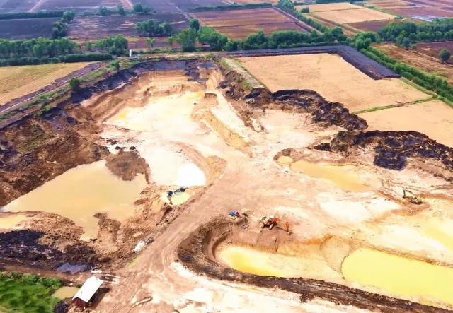 T&acirc;y Ninh: Người khai th&aacute;c &ldquo;đất l&uacute;a th&agrave;nh hồ nước khổng lồ&rdquo; tố c&aacute;o - Ảnh 2.