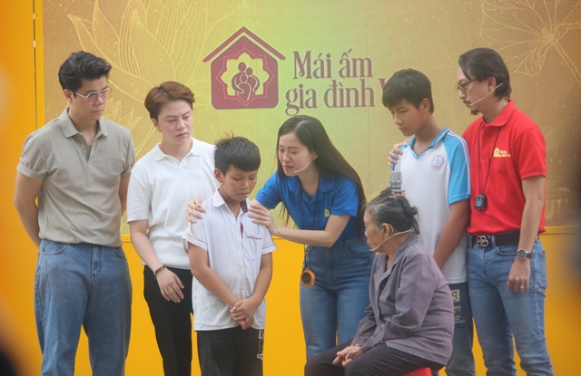 Hứa Minh Đạt nhận làm trợ lý, đưa vợ đi quay show thực tế- Ảnh 2. Hứa Minh Đạt nhận làm trợ lý, đưa vợ đi quay show thực tế- Ảnh 2.