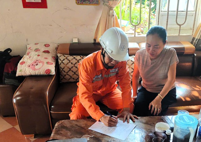 Đội Quản l&yacute; điện Đăk H&agrave;: Kiểm tra gi&aacute; b&aacute;n lẻ điện cho người thu&ecirc; trọ- Ảnh 1.