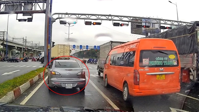 Ô tô chuyển làn bất chấp gây va chạm, cố tình vượt đèn vàng… bỏ chạy - Ảnh 1.