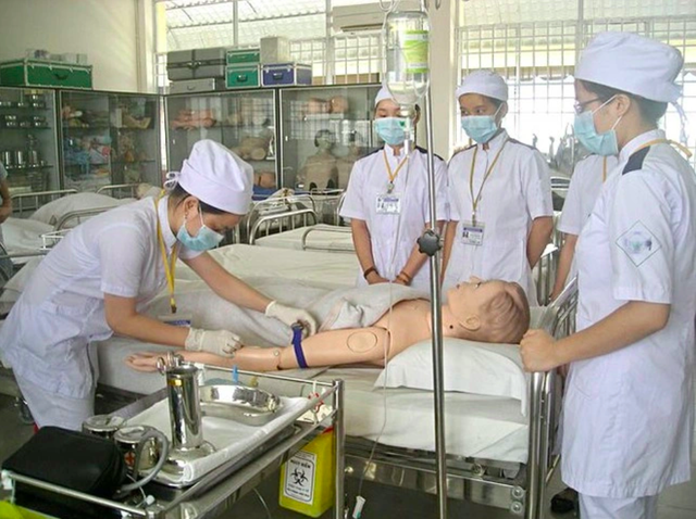 Lạ: Điểm chuẩn ngành điều dưỡng của một trường ĐH cao hơn ngành y khoa - Ảnh 1.