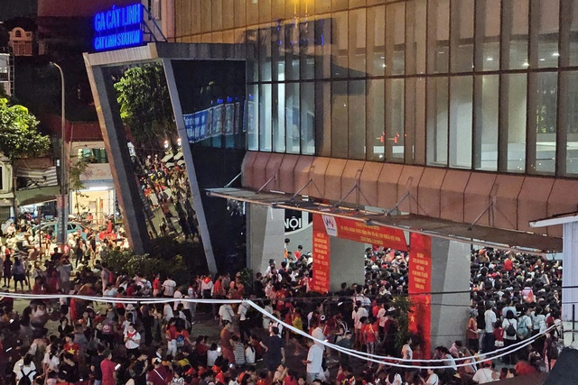 'Biển người' đổ về ga, chen nhau đi tàu điện Cát Linh - Hà Đông sau tổng hợp luyện- Ảnh 9.